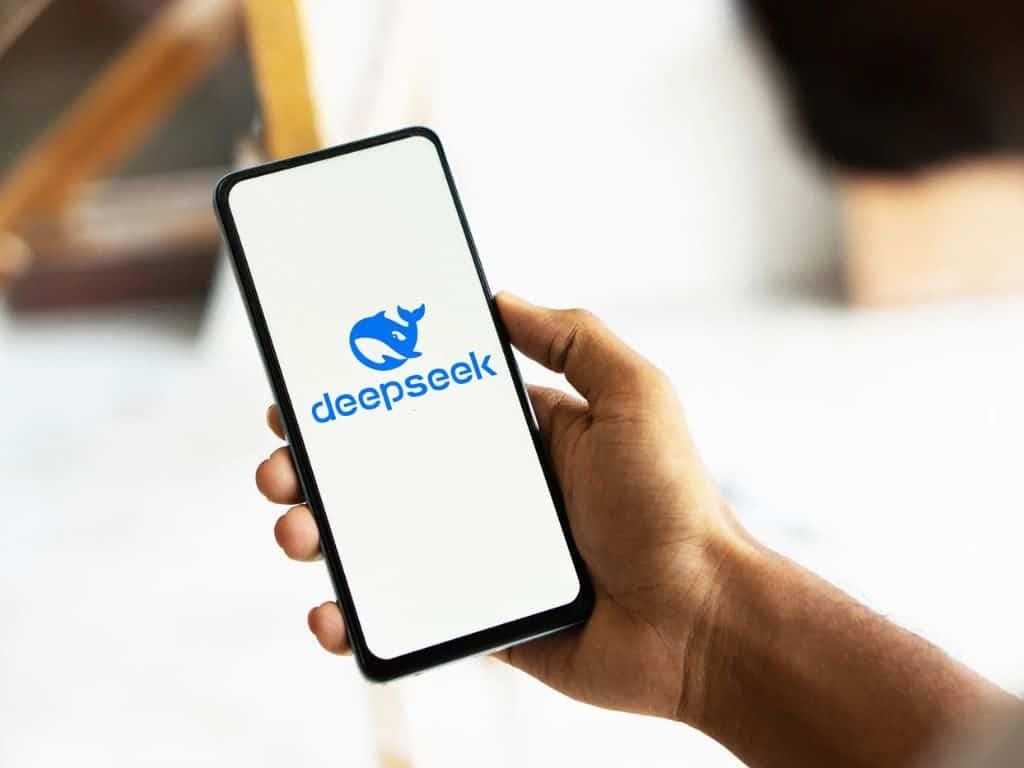 DeepSeek: qué es y por qué ha provocado histórica caída en acciones de empresas de tecnología