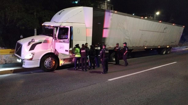 ¡A nada de caer! Tráiler quedó con las llantas al aire en un puente de Xalapa