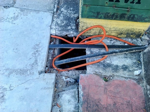 Alertan por un registro con cables de luz expuestos; podría ocasionar accidente