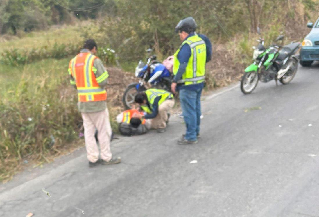 Cae hombre y mujer embarazada de motocicleta en carretera Veracruz – Xalapa