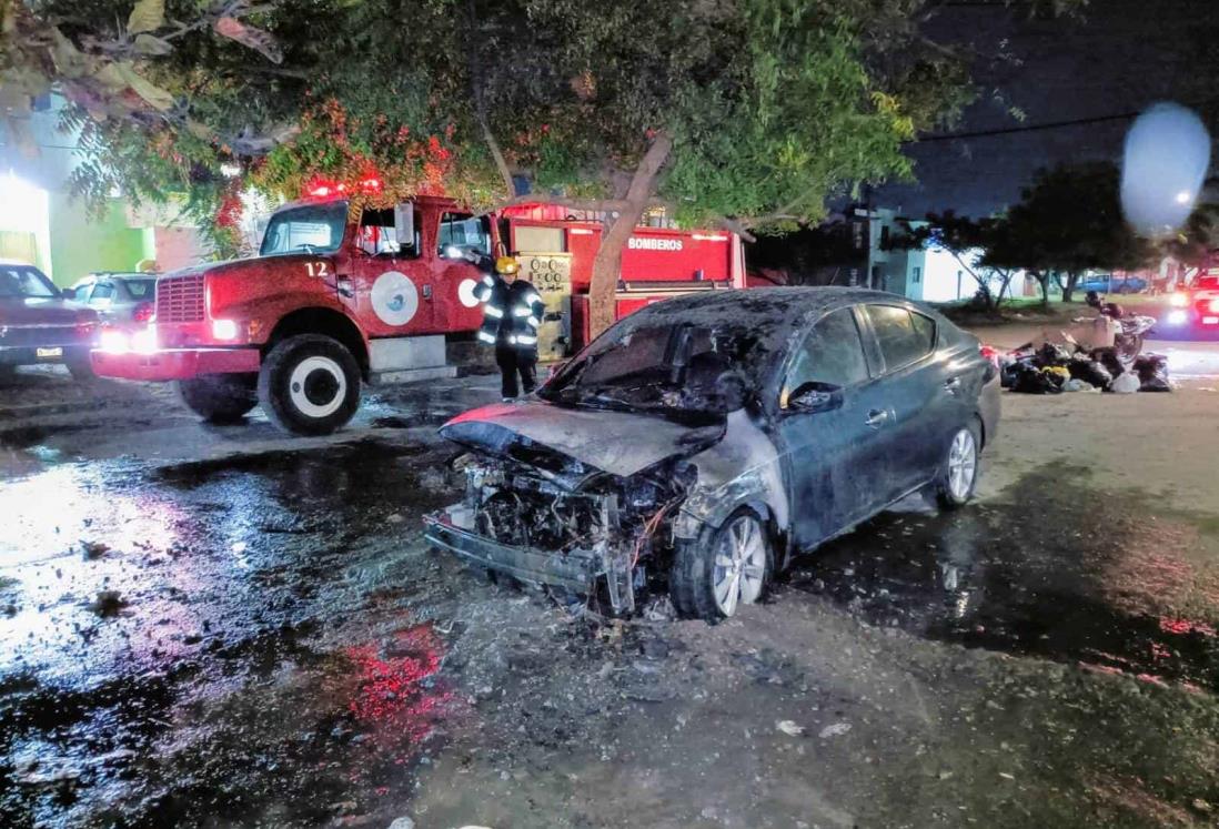 Con cubetas, vecinos apagan auto que se incendió en calles del Lomas del Vergel