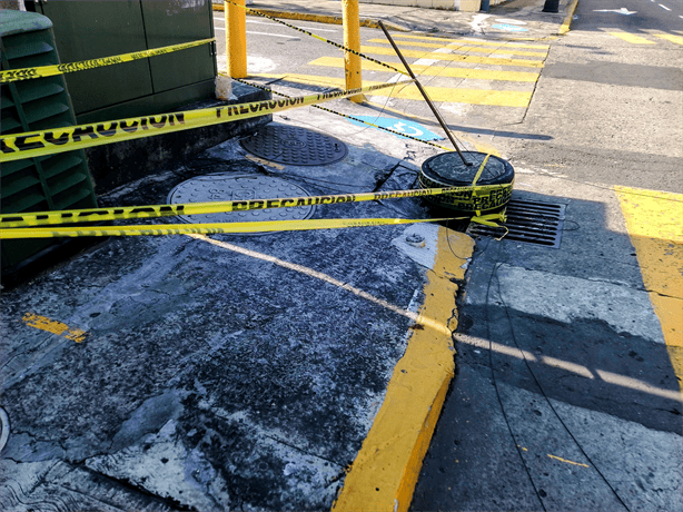 Vecinos denuncian registro en mal estado frente a escuela en Veracruz