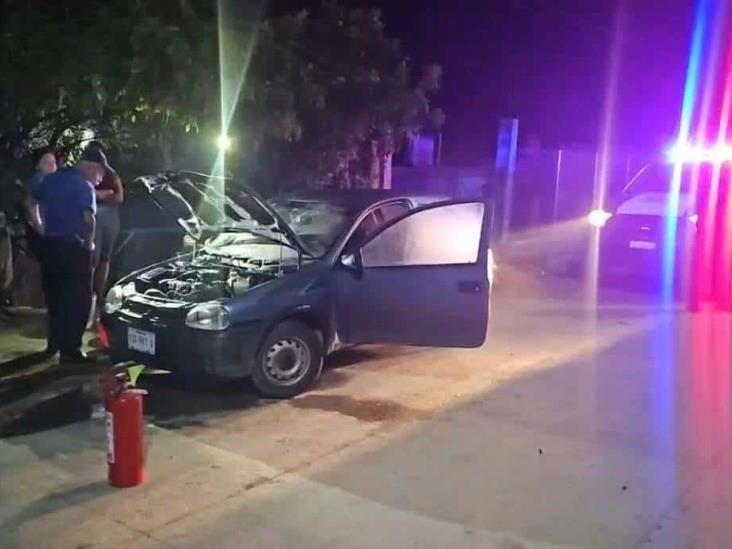 Vecinos sofocan incendio de vehículo en Martínez de la Torre