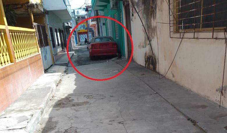 Asaltan a mujer mayor en el Callejón Carrillo Puerto; vecinos denuncian auto abandonado como escondite