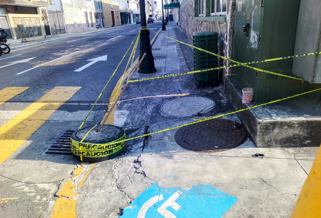 Vecinos denuncian registro en mal estado frente a escuela en Veracruz