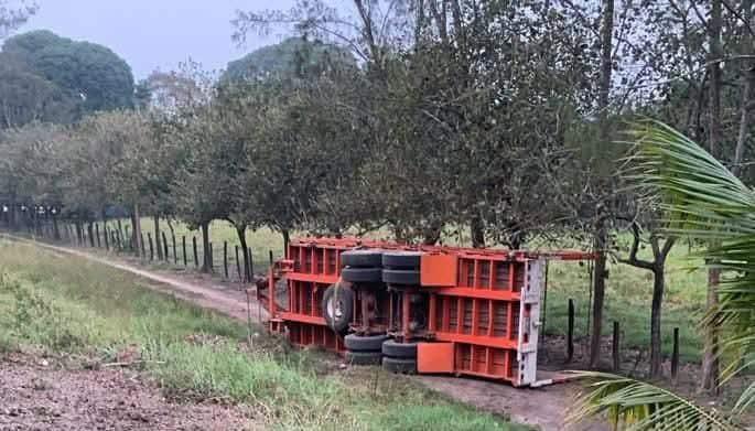 Vuelca remolque de camión cañero al desprenderse sobre la carretera a Cotaxtla