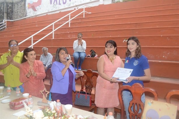 Escuela entrega reconocimiento a estudiante del CETMAR Veracruz premiada en Dubai