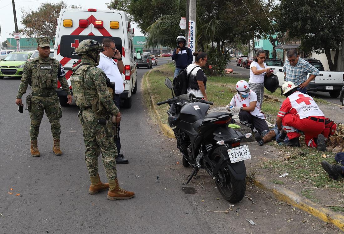 Motociclistas chocan en fraccionamiento del puerto de Veracruz y movilizan a personal de urgencias