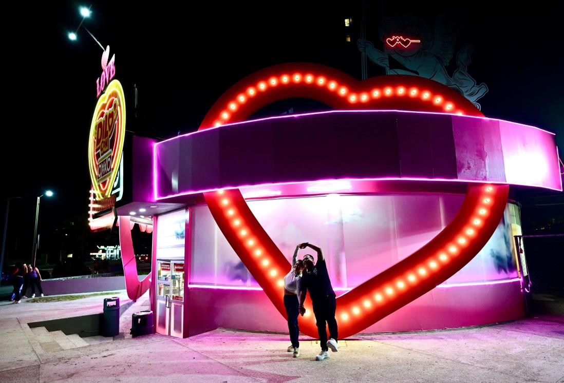 Esta pareja busca jurarse amor eterno en Oxxo decorado de San Valentín en Boca del Río