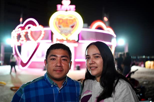 Esta pareja busca jurarse amor eterno en Oxxo decorado de San Valentín en Boca del Río