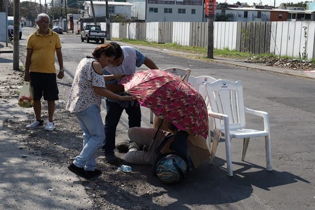 Motociclista se enreda en cables que colgaban a media calle en Veracruz