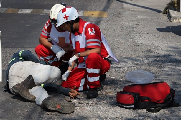 Motociclista se enreda en cables que colgaban a media calle en Veracruz