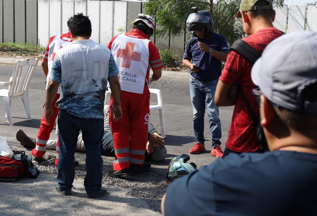 Motociclista se enreda en cables que colgaban a media calle en Veracruz