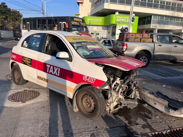 Joven choca contra tres vehículos al tratar de huir de accidente, en Boca del Río | VIDEO