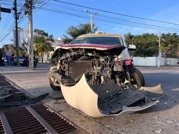 Joven choca contra tres vehículos al tratar de huir de accidente, en Boca del Río | VIDEO