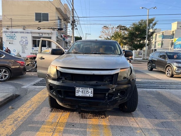 Joven choca contra tres vehículos al tratar de huir de accidente, en Boca del Río | VIDEO