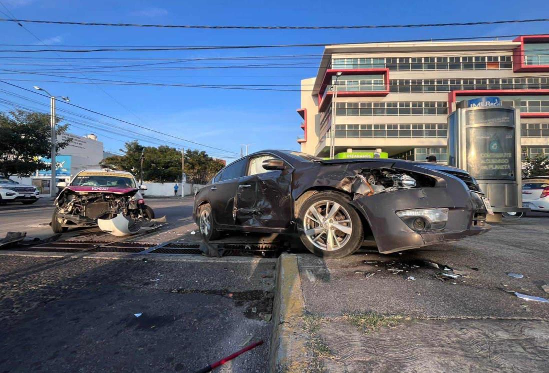 Joven choca contra tres vehículos al tratar de huir de accidente, en Boca del Río | VIDEO