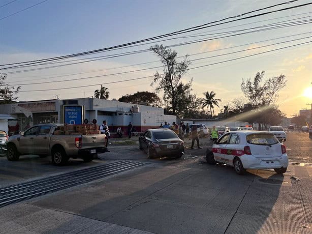 Joven choca contra tres vehículos al tratar de huir de accidente, en Boca del Río | VIDEO