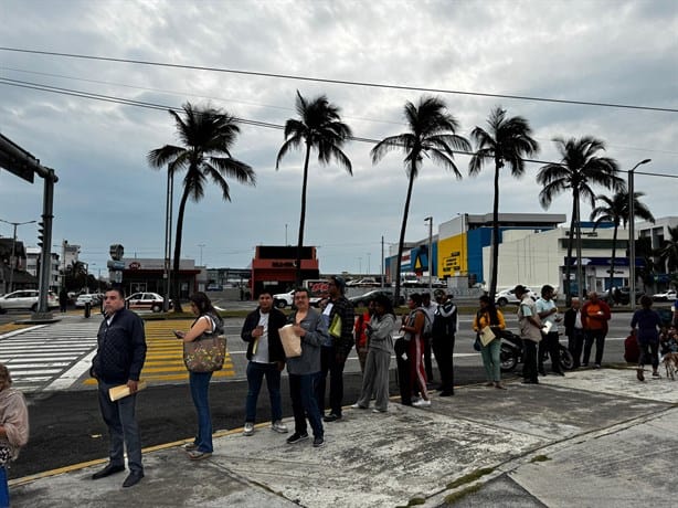 Duermen afuera del módulo de licencias del C5i tras largas filas por fallas en el sistema | VIDEO