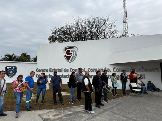 Duermen afuera del módulo de licencias del C5i tras largas filas por fallas en el sistema | VIDEO