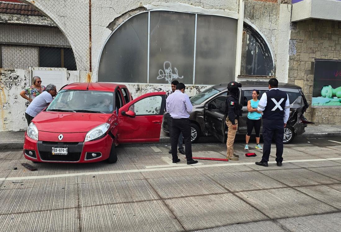 Camión de turismo huye al chocar un auto y proyectarlo contra otro estacionado en Boca del Río