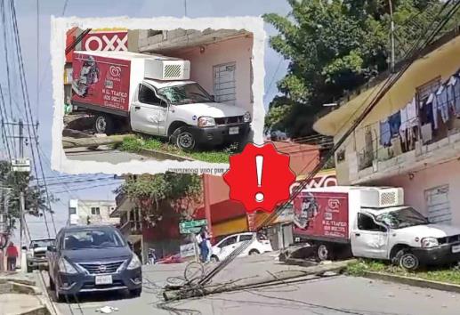 ¡Se quedó fría! Camioneta con helados choca contra poste y casa en Xalapa