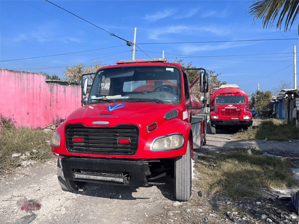 Bomberos sofocan incendio en Villa Rica; fuego consumió lote con basura