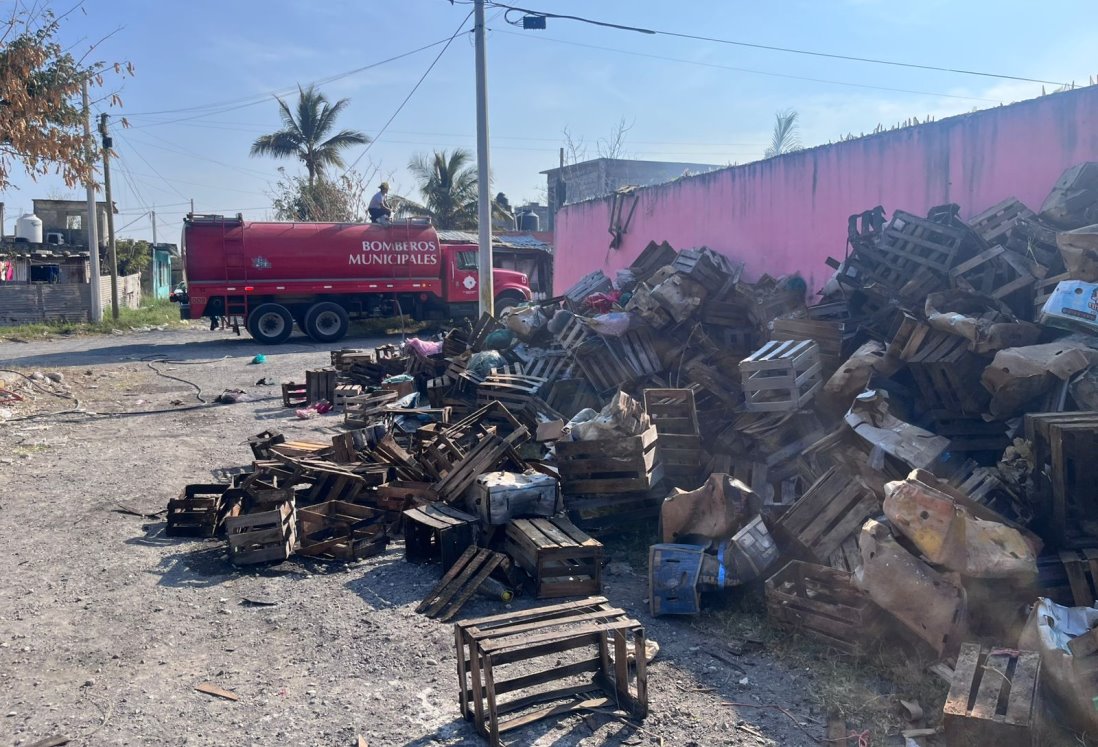 Bomberos sofocan incendio en Villa Rica; fuego consumió lote con basura