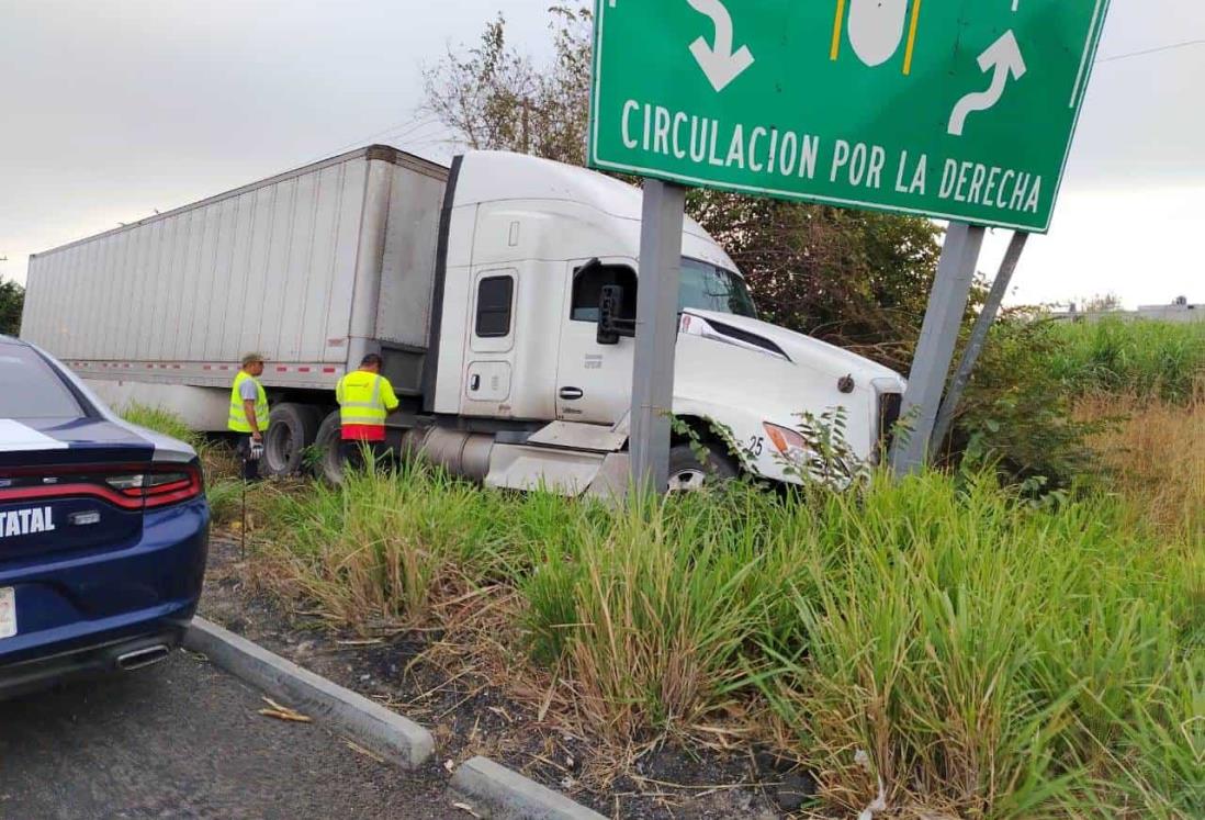 Tráiler se sale del camino en el libramiento Cardel, en Veracruz