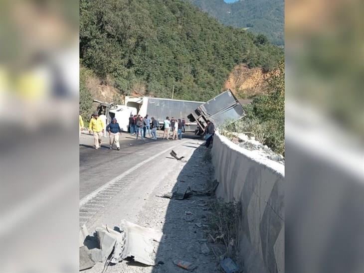 Fuerte carambola en las Cumbres de Maltrata cierra por completo la circulación