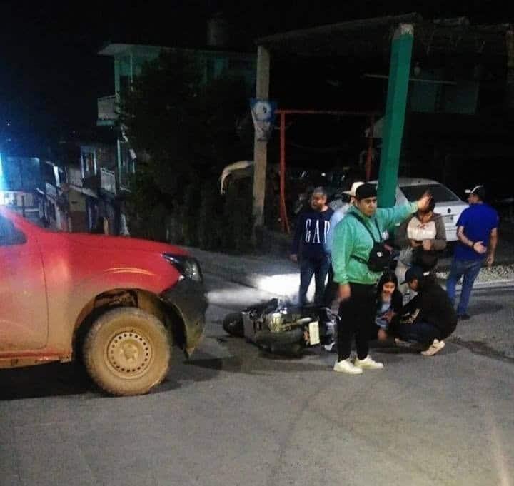 Mujer resulta lesionada tras ser impactada por camioneta en Martínez de la Torre