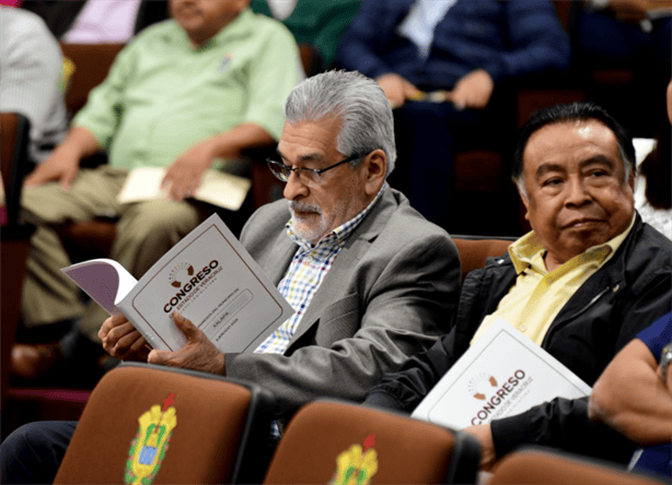 Alcalde de Xalapa, Alberto Islas Reyes recibe Ley de Ingresos 2025