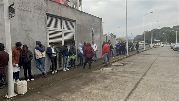 Viajan desde Tuxpan para tramitar licencias de conducir en Xalapa; hay desabasto