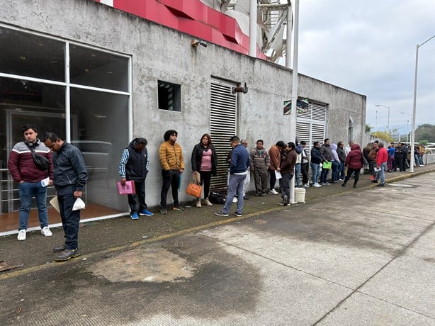 Viajan desde Tuxpan para tramitar licencias de conducir en Xalapa; hay desabasto