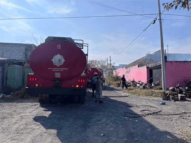 Bomberos sofocan incendio en Villa Rica; fuego consumió lote con basura