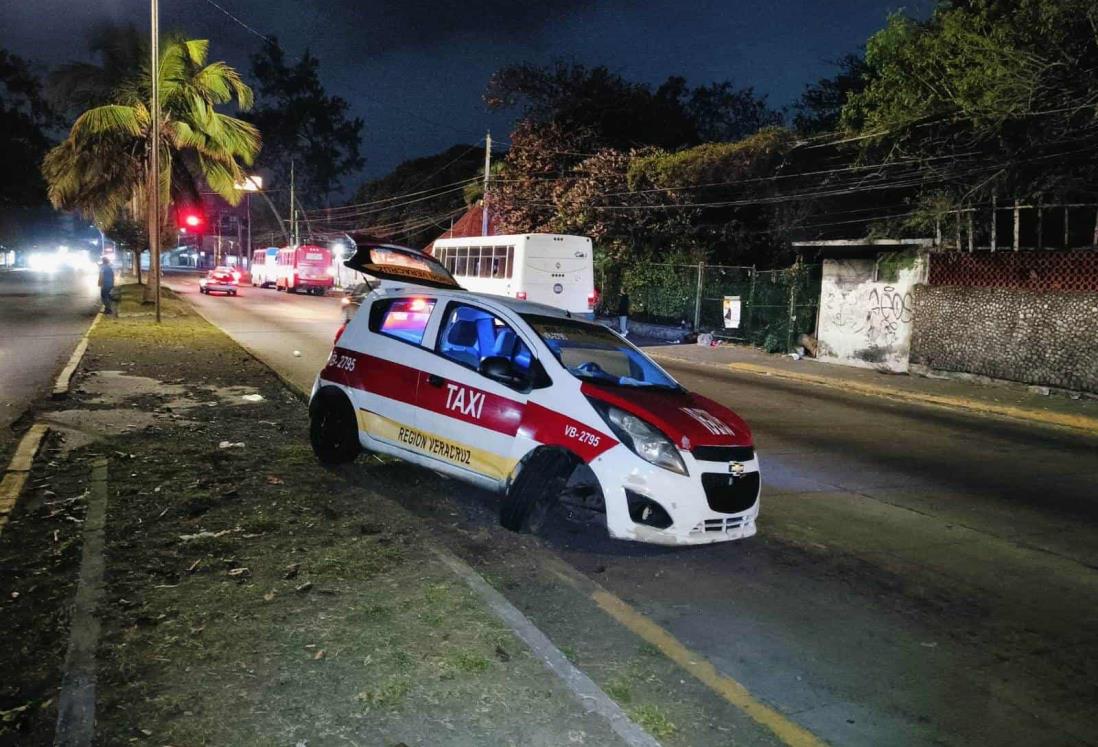 Taxista abandona su unidad tras perder el control en calles de Veracruz