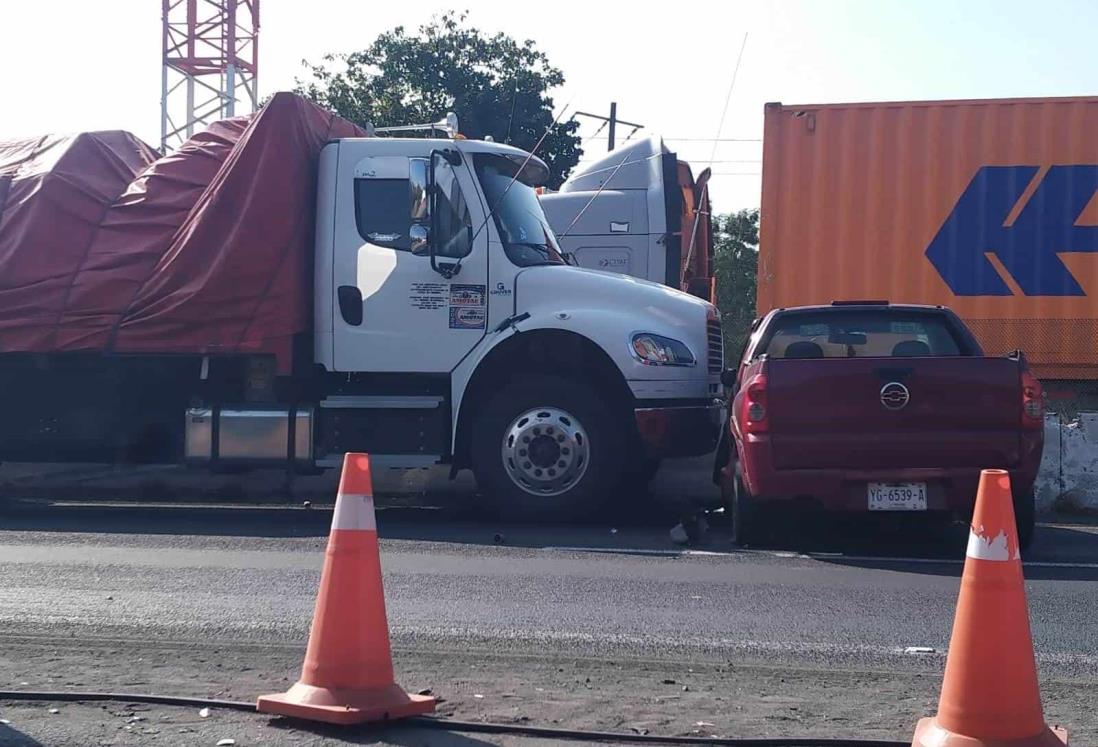 Tráiler impacta a camioneta en localidad de Tamarindo, en Puente Nacional