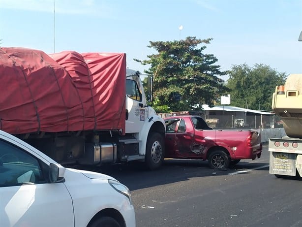 Tráiler impacta a camioneta en localidad de Tamarindo, en Puente Nacional