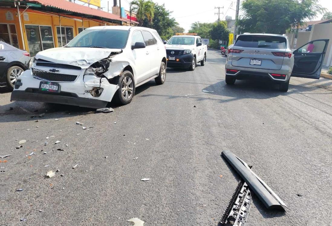 Dos camionetas chocan en Cardel; se moviliza personal de emergencias