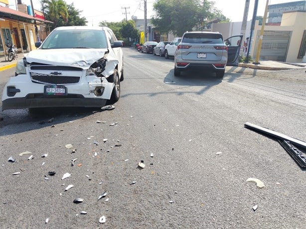 Dos camionetas chocan en Cardel; se moviliza personal de emergencias