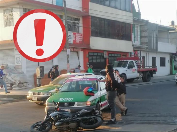 ¡Encontronazo! chocan taxi y motocicleta en Xalapa