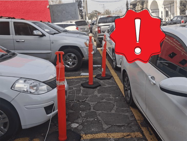 ¡Hasta conos pusieron! Personal de CMIC Xalapa invade espacios peatonales como estacionamiento