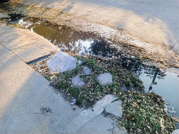 Vecinos de Puente Moreno denuncian charcos de agua negras