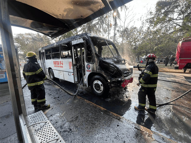 Se incendia camión urbano Ruta 84 en avenida Díaz Mirón de Veracruz | VIDEO