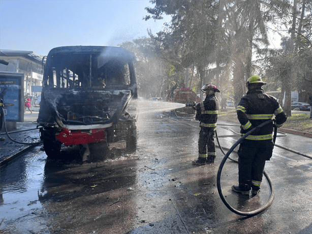 Se incendia camión urbano Ruta 84 en avenida Díaz Mirón de Veracruz | VIDEO