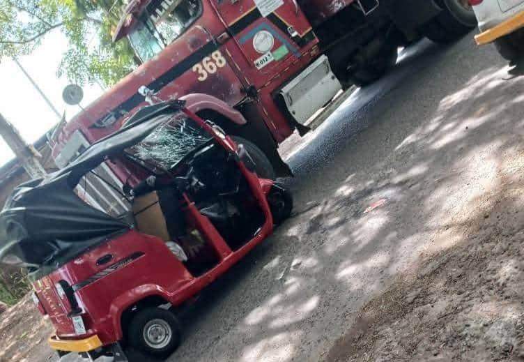 Chocan camión de volteo y moto taxi en Vargas, Veracruz