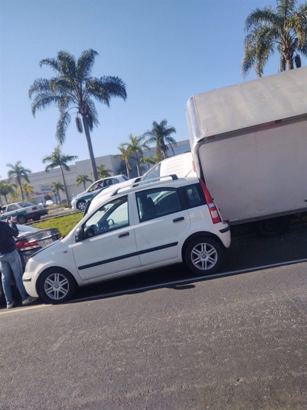 Caos en Lázaro Cárdenas, en Xalapa: camioneta termina sobre auto