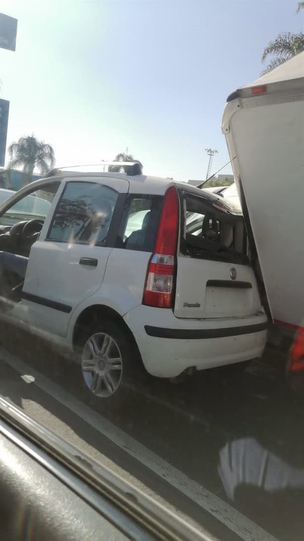 Caos en Lázaro Cárdenas, en Xalapa: camioneta termina sobre auto