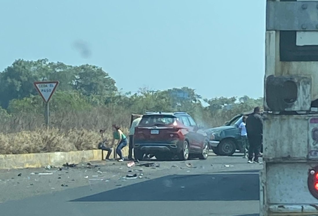 Dos camionetas chocan en carretera Rinconada-Tamarindo de Veracruz