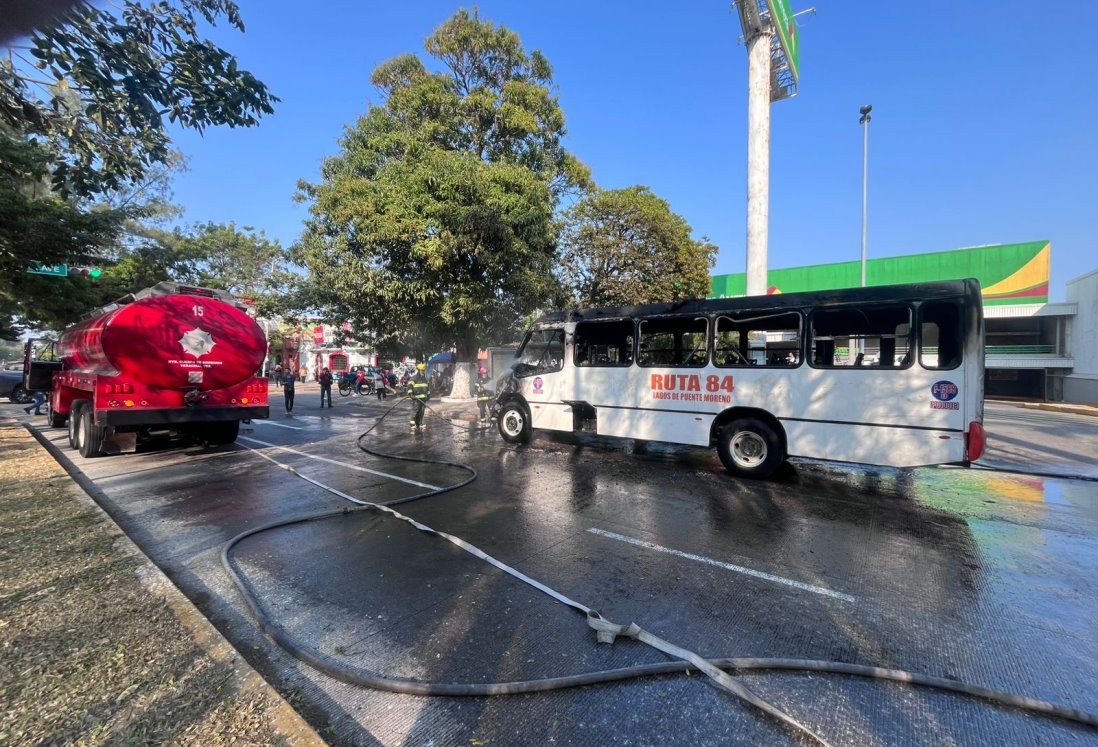 Se incendia camión urbano Ruta 84 en avenida Díaz Mirón de Veracruz | VIDEO